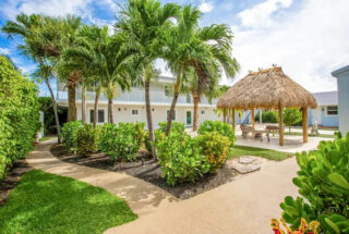 Tropical courtyard at Singer Island Health, offering addiction aftercare in South Florida